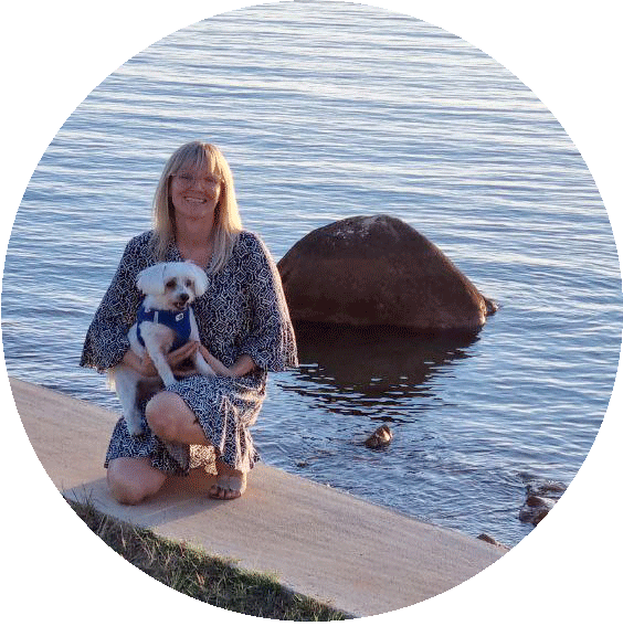 Maria Braunstein, Jenseitskontaktmedium, am See mit ihrem Hund auf dem Arm.
